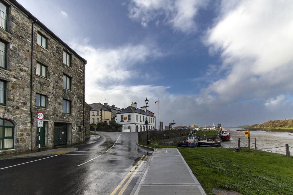 The Helm Apartments B&B Westport Exterior foto
